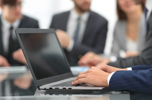 Las manos del hombre de negocios que trabaja en el ordenador portátil . — Foto de Stock