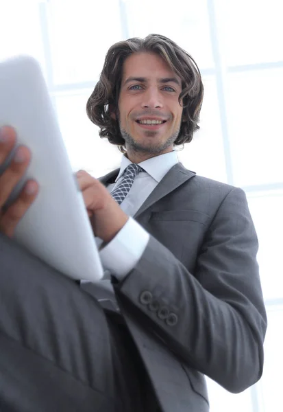 Close up .businessman trabalhando em tablet digital — Fotografia de Stock