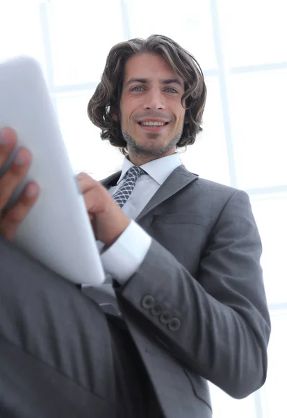 Primer plano .businessman trabajando en la tableta digital —  Fotos de Stock