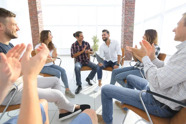 Equipe criativa realiza uma reunião no lobby — Fotografia de Stock