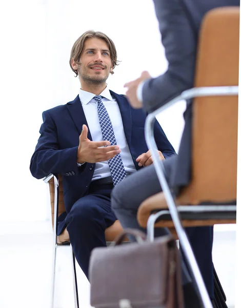 Dos hombres de negocios guapos en el cargo — Foto de Stock