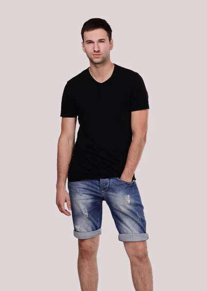 Stylischer Typ in kurzen Hosen und T-Shirt — Stockfoto