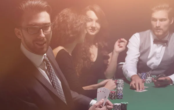 Homme d'affaires moderne jouant au poker — Photo