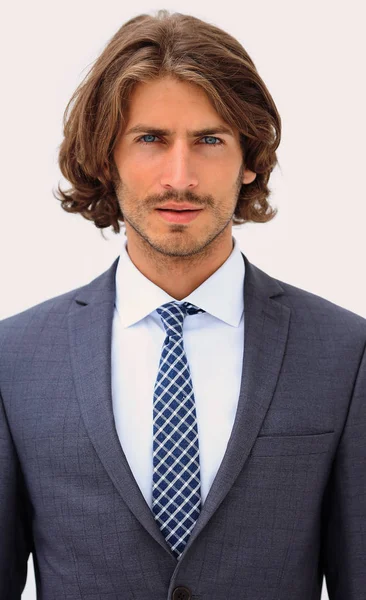 Стильный молодой человек в костюме и галстуке — стоковое фото