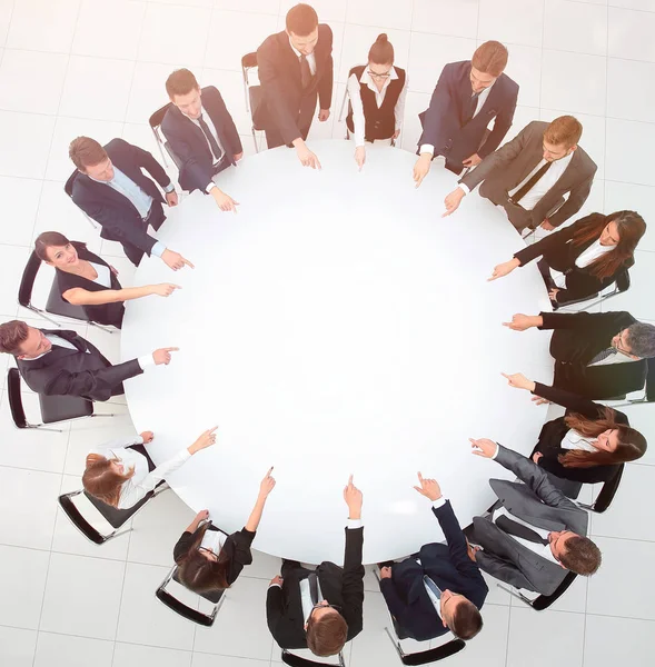 Team di lavoro indica il centro della tavola rotonda . — Foto Stock