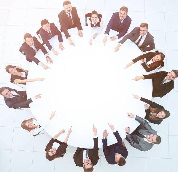 Groep van mensen uit het bedrijfsleven zittend aan de ronde tafel. de busines — Stockfoto