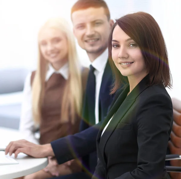 Primer plano del Gerente y del equipo de negocios que se sienta en el taller — Foto de Stock