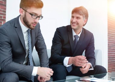 İki işadamı mali belgeleri tartışıyor