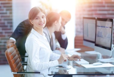 Masada oturan genç bir çalışan.