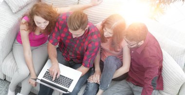 Dizüstü bilgisayarı olan bir grup arkadaş videoyu tartışıyorlar.