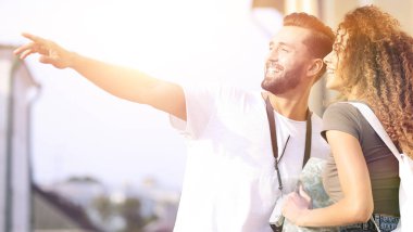 Birkaç turist bir şehirde yürüyüşe sokak