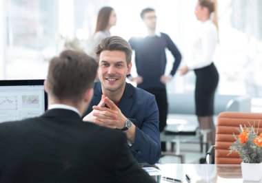 İki adam bir bilgisayar ekranında yükselen grafik arıyorsunuz şirketin büyüme tartışmak