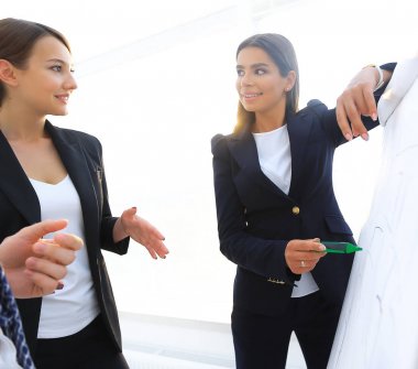 flipchart üzerinde bir marker ile işaret iş kadını