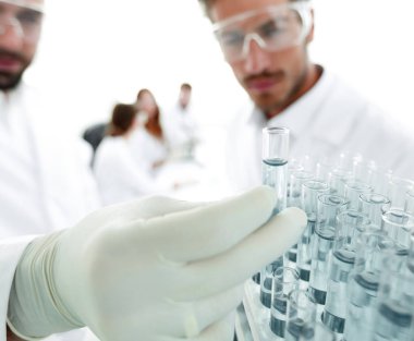 bilim adamı ve tüp çözümde eğitim asistanı