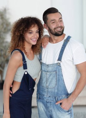 güzel genç çift ayakta yeni bir daire içinde. Fotoğraf alan bir kopyası vardır