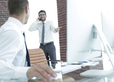 smartphone üzerinde konuşmaya çalışan