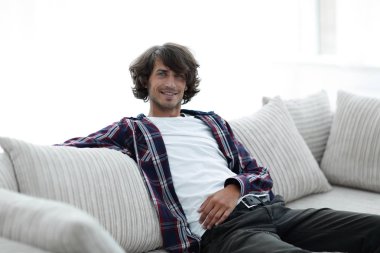 kanepede oturan başarılı yakışıklı olan.