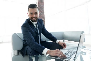 modern insan ofis lobisinde laptop çalışma.