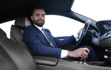 Yan emin işadamı görünümünden bir araba direksiyon başında oturur