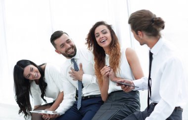 ofiste oturan tablet ile iş takım.