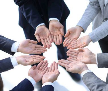 iş takım gösteren açık avuç içi