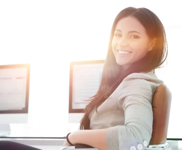 Business woman working with financial charts on computer — Stock Photo, Image