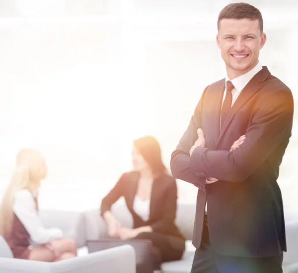 Porträt eines erfolgreichen Geschäftsmannes vor dem Hintergrund seines Amtes — Stockfoto