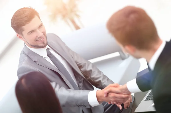 Handschlag mit Geschäftspartnern in der Lobby des Büros. — Stockfoto