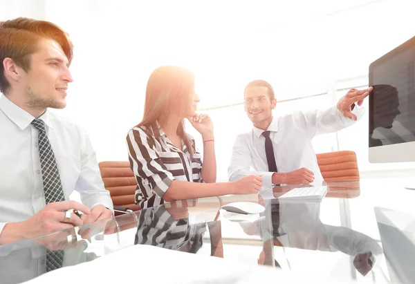 Team di lavoro discutendo statistiche di vendita — Foto Stock