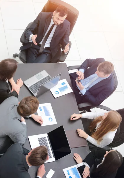 Business-team som diskuterar i office finansiella frågor — Stockfoto