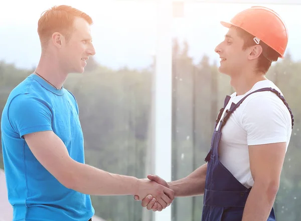 Handshake between customer and foreman — Stock Photo, Image