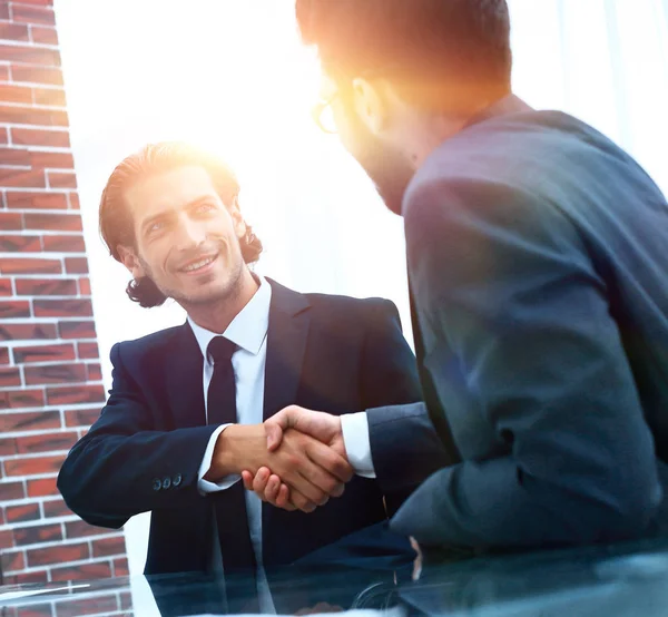 Apretón de manos socios confiables en la oficina . — Foto de Stock