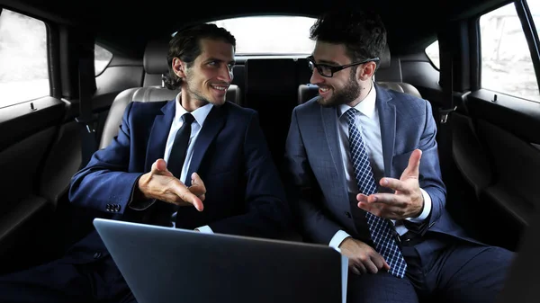 Dvě podnikatel mluví, zatímco sedí v autě — Stock fotografie