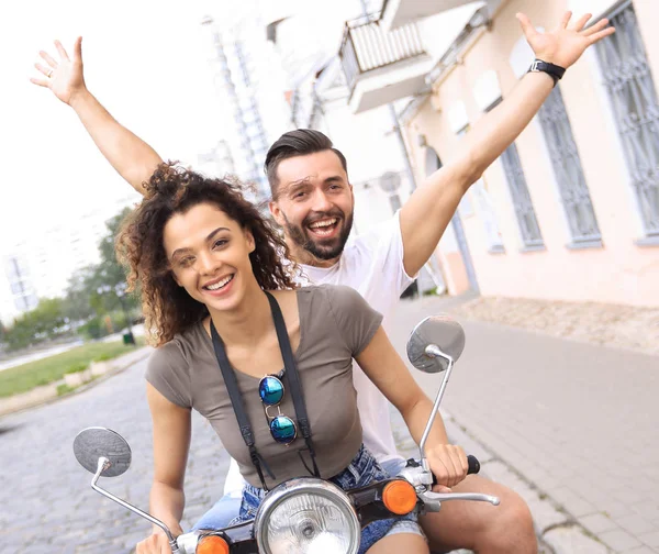 Çift sürme motosiklet eski şehir sokak.
