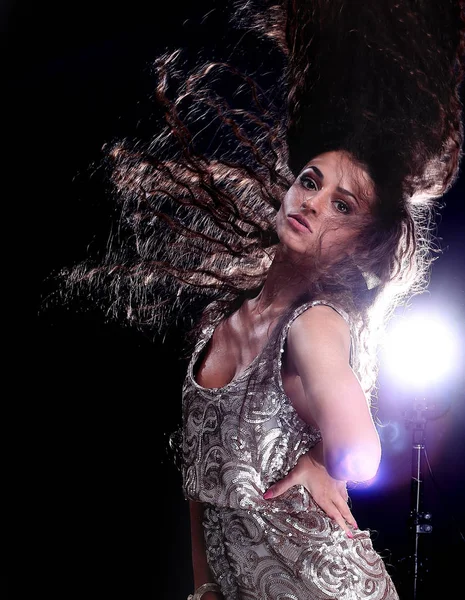 Портрет молодої дівчини, що танцює з довгим темним волоссям — стокове фото