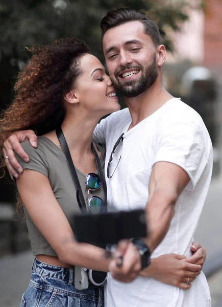 Glad resande par att göra selfie, romantisk stämning. — Stockfoto