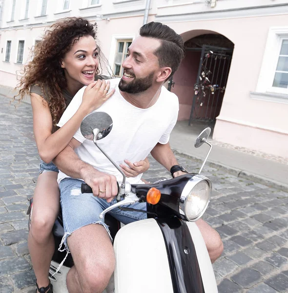 Zijaanzicht van de volledige lengte van de gelukkige paar rijden op retro motor — Stockfoto