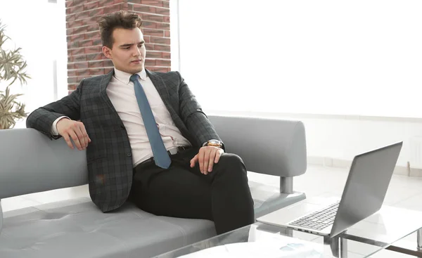 Joven hombre de negocios trabajando con el ordenador portátil en la oficina — Foto de Stock