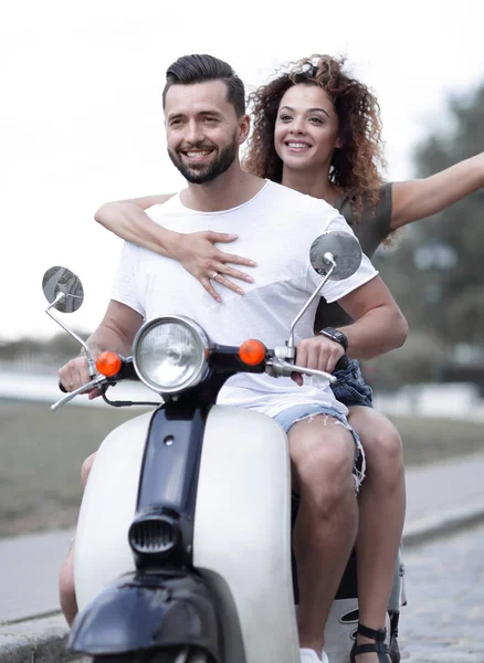 Casal feliz condução scooter animado em férias de verão — Fotografia de Stock