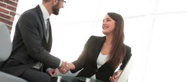 Succesvolle zakenlui handshaking na goede deal. — Stockfoto