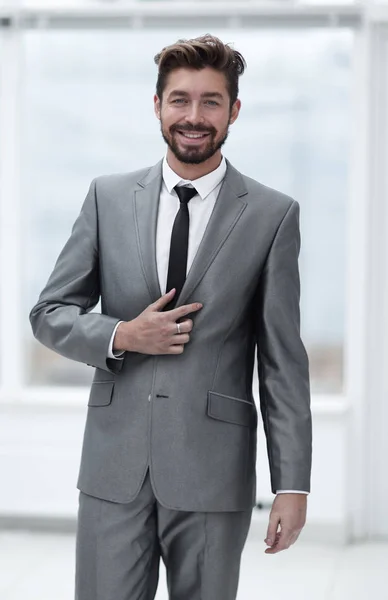 Un giovanotto vestito di grigio — Foto Stock