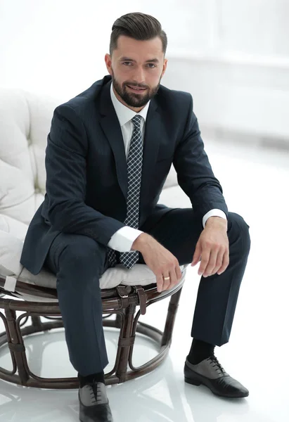 Selbstbewusster Geschäftsmann sitzt auf einem Stuhl — Stockfoto