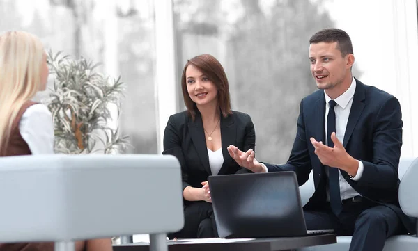 Equipo de negocios hablando en el vestíbulo de oficinas — Foto de Stock