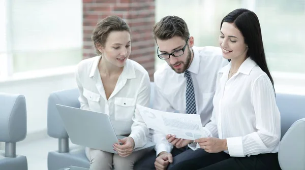 Geschäftsteam arbeitet mit Finanzdiagrammen im Büro — Stockfoto