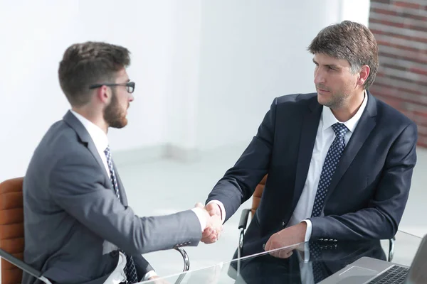 Affärsmän handslag, sitter vid bordet . — Stockfoto