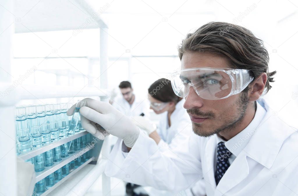 man in goggles to check fluid in vitro.