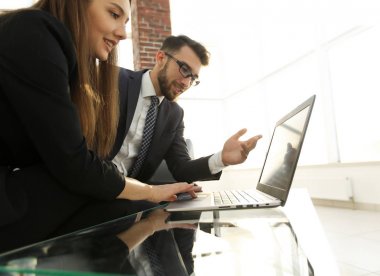 Genç arkadaşları birlikte çalışma office