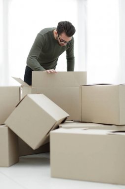 adam yeni ev kutusunda incelenmesi