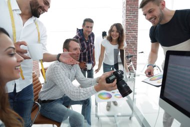 Grup fotoğrafı modern bir ofiste çalışan editörler.