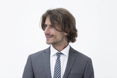 Şık giysiler içinde yakışıklı adam uzakta ve gülümseyen arıyor